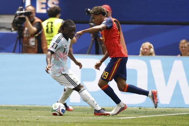 FIFA World Cup, WM, Weltmeisterschaft, Fussball 2026 quarterfinals - Spain vs Belgium Jeremy Doku (L) of Belgium in action against Lamine Yamal of Spain during the FIFA World Cup 2026 quarterfinals match Spain against Belgium, in Los Angeles, USA, 10 July 2026. INGLEWOOD United States  Copyright: xCHRISTOPHERxTORRESx