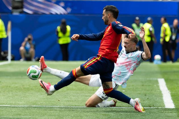 July 10, 2026, Los Angeles, California, USA: vie for the ball during the FIFA World Cup, WM, Weltmeisterschaft, Fussball quarterfinal soccer match at SoFi Stadium in Inglewood, Calif., Friday, July 10, 2026. World Cup 2026: QF: Spain Vs Belgium  - ZUMAc68_ 20260710_zaf_c68_028 Copyright: xRingoxChiux
