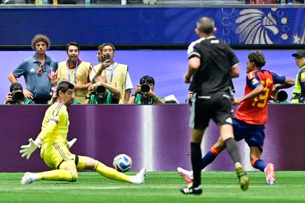 Spain vs Belgium - FIFA World Cup, WM, Weltmeisterschaft, Fussball 2026 LOS ANGELES, UNITED STATES OF AMERICA - JULY 10 : Courtois Thibaut goalkeeper of Belgium battles for the ball with Yamal Lamine forward of Spain pictured during the FIFA World Cup 2026 round of 8 match between Spain and Belgium at the SoFi stadium on July 10, 2026 in Los Angeles, United States of America, 10 07 2026 Los Angeles United States of America  Copyright: xJanxDexMeuleneirx