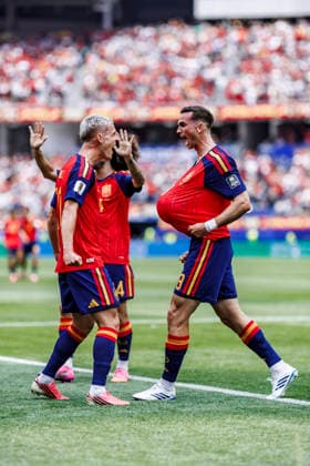 Spain vs Belgium - FIFA World Cup, WM, Weltmeisterschaft, Fussball 2026 - 10 07 2026 Fabian Ruiz of Spain celebrates his goal with Daniel Olmo of Spain during the FIFA World Cup 2026 quarter finals match between Spain and Belgium at Los Angeles Stadium on July 10, 2026 in Inglewood, California, Estados Unidos Inglewood Estados Unidos Copyright: xPGSxPhotoxAgencyx