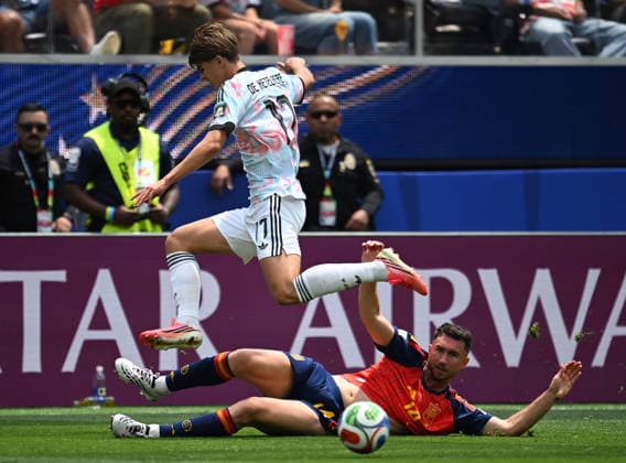 (260711) -- LOS ANGELES, July 11, 2026 -- Charles De Ketelaere (up) of Belgium vies with Aymeric Laporte of Spain during the quarter final match between Spain and Belgium at the 2026 FIFA World Cup, WM, Weltmeisterschaft, Fussball at Los Angeles Stadium in Los Angeles, the United States, July 10, 2026. ) (SP)U.S.-LOS ANGELES-FOOTBALL-FIFA WORLD CUP-QUARTER FINAL-ESP VS BEL WuxXiaoling 