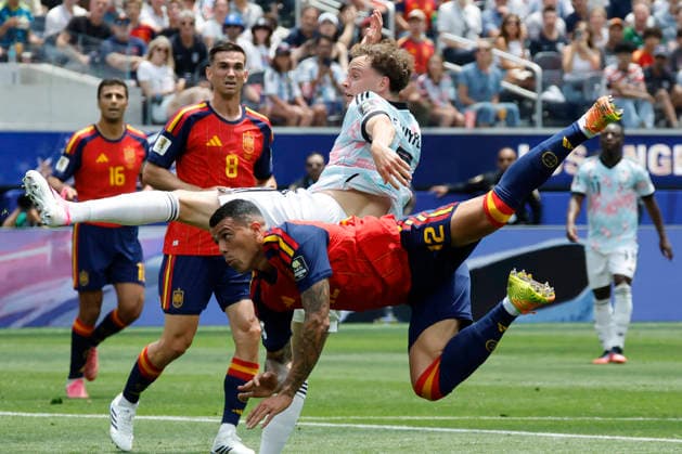 Pedro Porro (C-B) of Spain battles for the ball with Maxim De Cuyper (C) of Belgium in a 2026 FIFA World Cup, WM, Weltmeisterschaft, Fussball quarterfinal match between Spain and Belgium at SoFi Stadium in Los Angeles, USA, 10 July 2026. FIFA World Cup 2026 - quarterfinal - Spain vs. Belgium !ACHTUNG: NUR REDAKTIONELLE NUTZUNG!  Copyright: xLavandeira.xJrx AMDEP8560 0861295768st