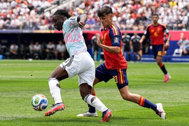 JÃ rÃ my Doku of Belgium and Pedri of Spain Spain v Belgium, 2026 FIFA World Cup, WM, Weltmeisterschaft, Fussball Quarter-final, Football, Los Angeles Stadium, California, USA - 10 Jul 2026Los Angeles Los Angeles Stadium California (CA) United States of America  Copyright: xIsmaelxAdnan Shutterstockx 16985787bn