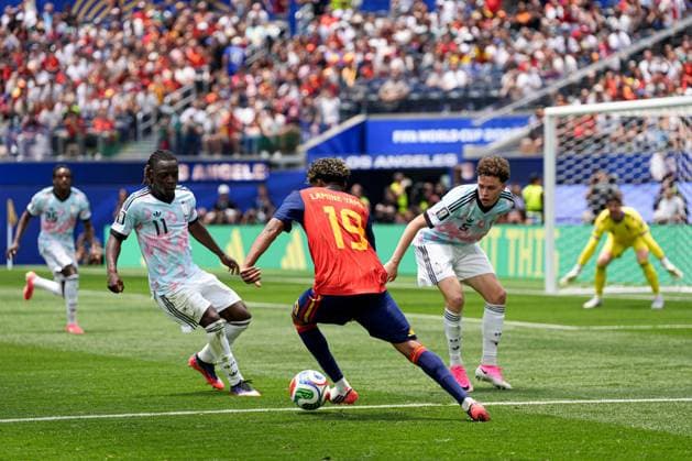 Lamine Yamal of Spain takes ion JÃ rÃ my Doku of Belgium Spain v Belgium, 2026 FIFA World Cup, WM, Weltmeisterschaft, Fussball Quarter-final, Football, Los Angeles Stadium, California, USA - 10 Jul 2026Los Angeles Los Angeles Stadium California (CA) United States of America  Copyright: xIsmaelxAdnan Shutterstockx 16985787bq