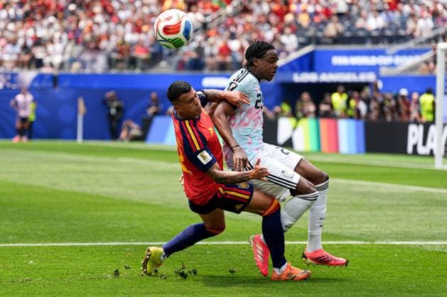 Pedro Porro of Spain and Nathan Ngoy of Belgium Spain v Belgium, 2026 FIFA World Cup, WM, Weltmeisterschaft, Fussball Quarter-final, Football, Los Angeles Stadium, California, USA - 10 Jul 2026Los Angeles Los Angeles Stadium California (CA) United States of America  Copyright: xIsmaelxAdnan Shutterstockx 16985787br