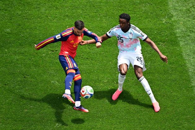 Spain v Belgium - FIFA World Cup, WM, Weltmeisterschaft, Fussball 2026 - Quarter Final INGLEWOOD, CALIFORNIA - JULY 10: Alex Baena (15) Spain in action against Nathan Ngoy (25) of Belgium during the 2026 FIFA World Cup Quarter Final match between Spain and Belgium at the Los Angeles Stadium (SoFi Stadium) in Inglewood, California, United States on July 10, 2026. Abdulhamid Hosbas Anadolu California United States. Editorial use only. Please get in touch for any other usage.  Copyright: x2026xAnadoluxAbdulhamidxHosbasx
