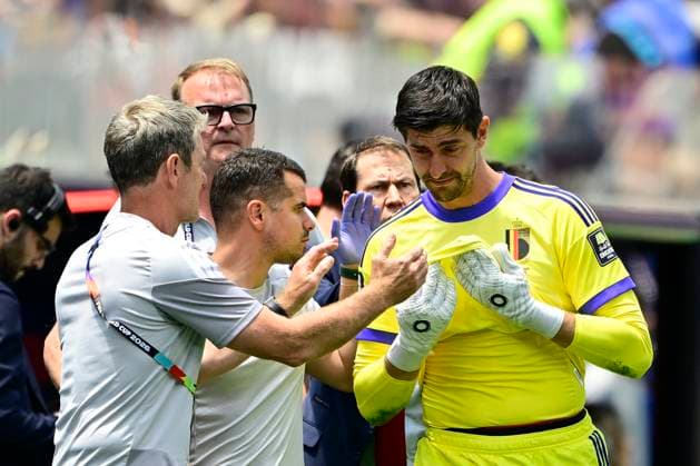 Spain vs Belgium - FIFA World Cup, WM, Weltmeisterschaft, Fussball 2026 LOS ANGELES, UNITED STATES OF AMERICA - JULY 10 : Courtois Thibaut goalkeeper of Belgium leaves the field with an injury pictured during the FIFA World Cup 2026 round of 8 match between Spain and Belgium at the SoFi stadium on July 10, 2026 in Los Angeles, United States of America, 10 07 2026 Los Angeles United States of America  Copyright: xJanxDexMeuleneirx