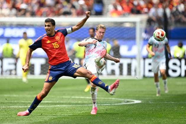 Spain vs Belgium - FIFA World Cup, WM, Weltmeisterschaft, Fussball 2026 LOS ANGELES, UNITED STATES OF AMERICA - JULY 10 : Rodri midfielder of Spain, De Bruyne Kevin forward of Belgium pictured during the FIFA World Cup 2026 round of 8 match between Spain and Belgium at the SoFi stadium on July 10, 2026 in Los Angeles, United States of America, 10 07 2026 Los Angeles United States of America  Copyright: xNicoxVereeckenx