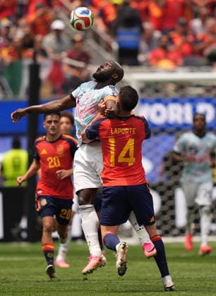 FIFA World Cup, WM, Weltmeisterschaft, Fussball 2026 quarterfinals - Spain vs Belgium Romelu Lukaku of Belgium (L) and Aymeric Laporte of Spain in action during the FIFA World Cup 2026 quarterfinals match Spain against Belgium, in Los Angeles, USA, 10 July 2026. INGLEWOOD United States  Copyright: xSCOTTxSTRAZZANTEx