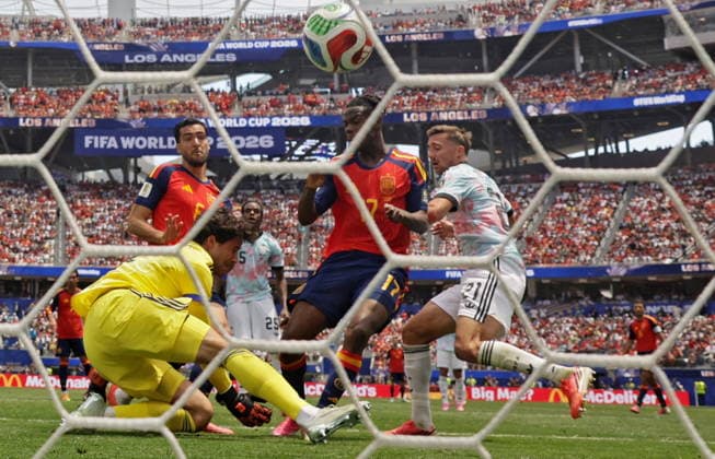 FIFA World Cup, WM, Weltmeisterschaft, Fussball 2026 quarterfinals - Spain vs Belgium Belgium goalkeeper Senne Lammens (front L) concedes the 2-1 goal from Mikel Merino of Spain (back L) during the FIFA World Cup 2026 quarterfinals match Spain against Belgium, in Los Angeles, USA, 10 July 2026. INGLEWOOD United States  Copyright: xCHRISTOPHERxTORRESx