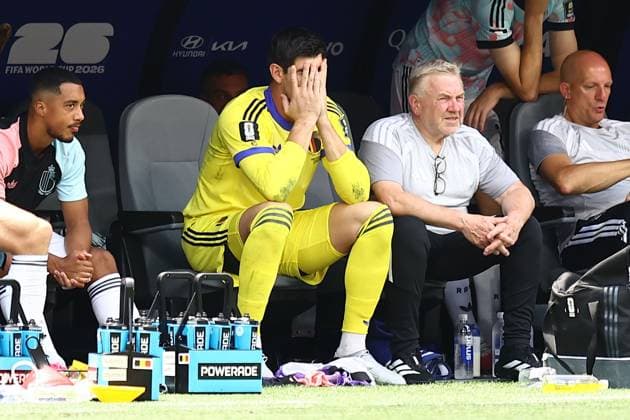 Thibaut Courtois of Belgium looks dejected after the 2nd goal scored by Mikel Merino of Spain Spain v Belgium, 2026 FIFA World Cup, WM, Weltmeisterschaft, Fussball Quarter-final, Football, Los Angeles Stadium, California, USA - 10 Jul 2026Los Angeles Los Angeles Stadium California (CA) United States of America  Copyright: xMichaelxZemanek Shutterstockx 16985789bl