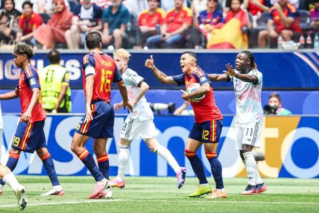 Spain s Pedro Porro and Belgium s Jeremy Doku react during a soccer game between Spain and Belgian national team, Nationalteam Red Devils, on Friday 10 July 2026 in Los Angeles, USA, in the 1 4 finals of the FIFA World Cup, WM, Weltmeisterschaft, Fussball 2026. BRUNOxFAHY  x180905643x