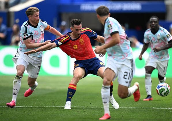 (260711) -- LOS ANGELES, July 11, 2026 -- Fabian Ruiz (2nd L) of Spain vies with Kevin De Bruyne (1st L) of Belgium during the quarter final match between Spain and Belgium at the 2026 FIFA World Cup, WM, Weltmeisterschaft, Fussball at Los Angeles Stadium in Los Angeles, the United States, July 10, 2026. ) (SP)U.S.-LOS ANGELES-FOOTBALL-FIFA WORLD CUP-QUARTER FINAL-ESP VS BEL WuxXiaoling 
