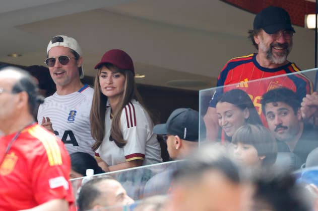 Fußball, FIFA WM 2026, Spanien - Belgien, Prominente auf der Tribüne #2 American actor Brad Pitt (L), Spanish actress Penelope Cruz (2-L), and Spanish actor Javier Bardem (R) attend in a 2026 FIFA World Cup, WM, Weltmeisterschaft, Fussball quarterfinal match between Spain and Belgium at SoFi Stadium in Los Angeles, USA, 10 July 2026. FIFA World Cup 2026 - quarterfinal - Spain vs. Belgium !ACHTUNG: NUR REDAKTIONELLE NUTZUNG!  Copyright: xLavandeira.xJrx AMDEP8591 0861296592st