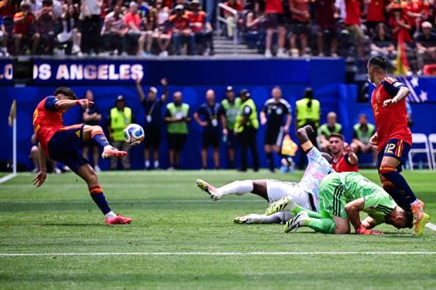 Spain s Unai Simon and Belgium s Romelu Lukaku pictured in action during a soccer game between Spain and Belgian national team, Nationalteam Red Devils, on Friday 10 July 2026 in Los Angeles, USA, in the 1 4 finals of the FIFA World Cup, WM, Weltmeisterschaft, Fussball 2026. DIRKxWAEM  x180906246x
