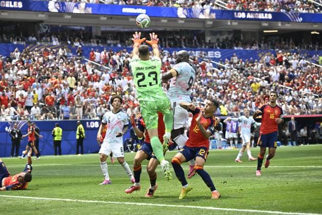 Spain vs Belgium - FIFA World Cup, WM, Weltmeisterschaft, Fussball 2026 LOS ANGELES, UNITED STATES OF AMERICA - JULY 10 : Simon Unai goalkeeper of Spain, Lukaku Romelu forward of Belgium pictured during the FIFA World Cup 2026 round of 8 match between Spain and Belgium at the SoFi stadium on July 10, 2026 in Los Angeles, United States of America, 10 07 2026 Los Angeles United States of America  Copyright: xNicoxVereeckenx
