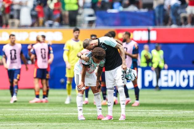 Belgium s Axel Witsel and Belgium s Zeno Debast look dejected after losing a soccer game between Spain and Belgian national team, Nationalteam Red Devils, on Friday 10 July 2026 in Los Angeles, USA, in the 1 4 finals of the FIFA World Cup, WM, Weltmeisterschaft, Fussball 2026. BRUNOxFAHY  x180906261x