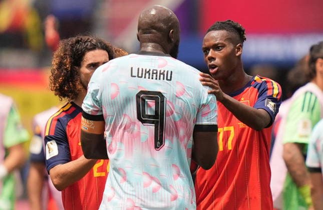 FIFA World Cup, WM, Weltmeisterschaft, Fussball 2026 quarterfinals - Spain vs Belgium Romelu Lukaku of Belgium (L) shakes hands with Marc Cucurella of Spain (L) and Nico Williams of Spain after losing the FIFA World Cup 2026 quarterfinals match Spain against Belgium, in Los Angeles, USA, 10 July 2026. INGLEWOOD United States  Copyright: xSCOTTxSTRAZZANTEx