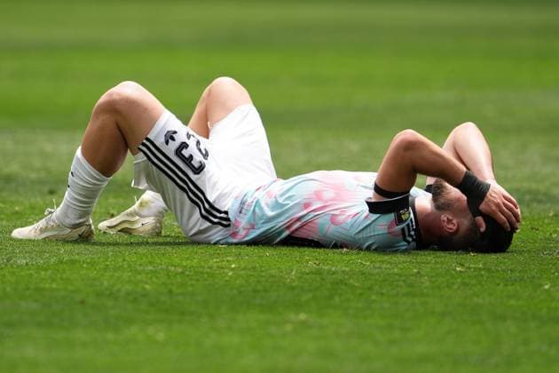 Nicolas Raskin of Belgium looks dejected at the end of the match Spain v Belgium, 2026 FIFA World Cup, WM, Weltmeisterschaft, Fussball Quarter-final, Football, Los Angeles Stadium, California, USA - 10 Jul 2026Los Angeles Los Angeles Stadium California (CA) United States of America  Copyright: xIsmaelxAdnan Shutterstockx 16985787cy
