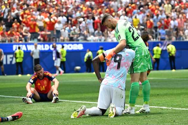 Spain vs Belgium - FIFA World Cup, WM, Weltmeisterschaft, Fussball 2026 LOS ANGELES, UNITED STATES OF AMERICA - JULY 10 : Lukaku Romelu forward of Belgium, Simon Unai goalkeeper of Spain pictured during the FIFA World Cup 2026 round of 8 match between Spain and Belgium at the SoFi stadium on July 10, 2026 in Los Angeles, United States of America, 10 07 2026 Los Angeles United States of America  Copyright: xNicoxVereeckenx