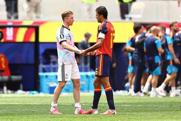 Kevin De Bruyne of Belgium and Rodri of Spain at the end of the match Spain v Belgium, 2026 FIFA World Cup, WM, Weltmeisterschaft, Fussball Quarter-final, Football, Los Angeles Stadium, California, USA - 10 Jul 2026Los Angeles Los Angeles Stadium California (CA) United States of America  Copyright: xMichaelxZemanek Shutterstockx 16985789bx