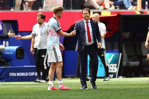 Kevin De Bruyne of Belgium and manager Rudi Garcia at the end of the match Spain v Belgium, 2026 FIFA World Cup, WM, Weltmeisterschaft, Fussball Quarter-final, Football, Los Angeles Stadium, California, USA - 10 Jul 2026Los Angeles Los Angeles Stadium California (CA) United States of America  Copyright: xMichaelxZemanek Shutterstockx 16985789bu
