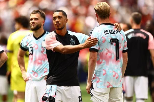 Youri Tielemans of Belgium and Kevin De Bruyne at the end of the match Spain v Belgium, 2026 FIFA World Cup, WM, Weltmeisterschaft, Fussball Quarter-final, Football, Los Angeles Stadium, California, USA - 10 Jul 2026Los Angeles Los Angeles Stadium California (CA) United States of America  Copyright: xMichaelxZemanek Shutterstockx 16985789ch
