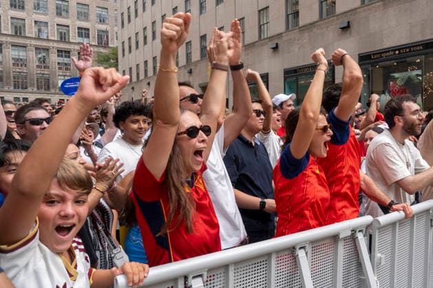 People watch the broadcast of the match between Spain and Belgium from Rockefeller Center in New York, United States, 10 July 2026. Fans of the Spanish national team, Nationalteam watch the broadcast of the match against Belgium !ACHTUNG: NUR REDAKTIONELLE NUTZUNG!  Copyright: xAngelxColmenaresx GR5024 20260710-55020862790_1