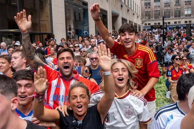 People watch the broadcast of the match between Spain and Belgium from Rockefeller Center in New York, United States, 10 July 2026. Fans of the Spanish national team, Nationalteam watch the broadcast of the match against Belgium !ACHTUNG: NUR REDAKTIONELLE NUTZUNG!  Copyright: xAngelxColmenaresx GR5025 20260710-55020862791_1