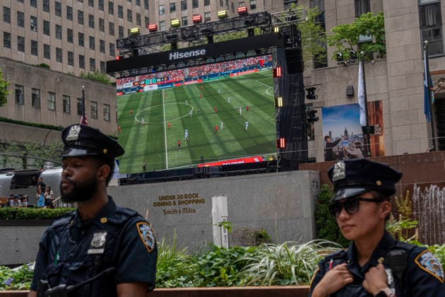 People watch the broadcast of the match between Spain and Belgium from Rockefeller Center in New York, United States, 10 July 2026. Fans of the Spanish national team, Nationalteam watch the broadcast of the match against Belgium !ACHTUNG: NUR REDAKTIONELLE NUTZUNG!  Copyright: xAngelxColmenaresx GR5028 20260710-55020862793_1