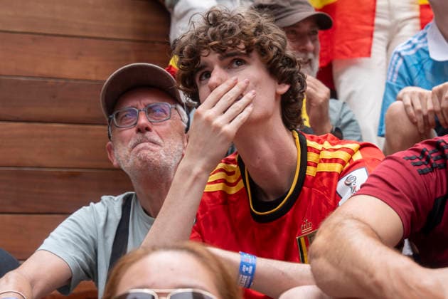 People watch the broadcast of the match between Spain and Belgium from Rockefeller Center in New York, United States, 10 July 2026. Fans of the Spanish national team, Nationalteam watch the broadcast of the match against Belgium !ACHTUNG: NUR REDAKTIONELLE NUTZUNG!  Copyright: xAngelxColmenaresx GR5027 20260710-55020862795_1