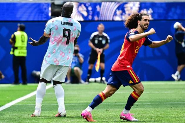 Belgium s Romelu Lukaku and Spain s Marc Cucurella pictured in action during a soccer game between Spain and Belgian national team, Nationalteam Red Devils, on Friday 10 July 2026 in Los Angeles, USA, in the 1 4 finals of the FIFA World Cup, WM, Weltmeisterschaft, Fussball 2026. DIRKxWAEM  x180907145x