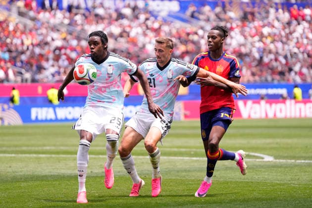 Spain v Belgium: Quarter Final - FIFA World Cup, WM, Weltmeisterschaft, Fussball 2026 Nico Williams of Spain, Nathan Ngoy and Timothy Castagne of Belgium compete for the ball during the FIFA World Cup 2026 Quarter Final match between Spain and Belgium at Los Angeles Stadium on July 10, 2026 in Inglewood, California. Inglewood CA United States  Copyright: xJosexBretonx originalFilename:bretonhernandez-spainvbe260710_np50I.jpg