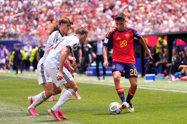 Spain v Belgium: Quarter Final - FIFA World Cup, WM, Weltmeisterschaft, Fussball 2026 Pedri Gonzalez of Spain, Charles De Ketelaere and Timothy Castagne of Belgium compete for the ball during the FIFA World Cup 2026 Quarter Final match between Spain and Belgium at Los Angeles Stadium on July 10, 2026 in Inglewood, California. Inglewood CA United States  Copyright: xJosexBretonx originalFilename:bretonhernandez-spainvbe260710_npuQa.jpg