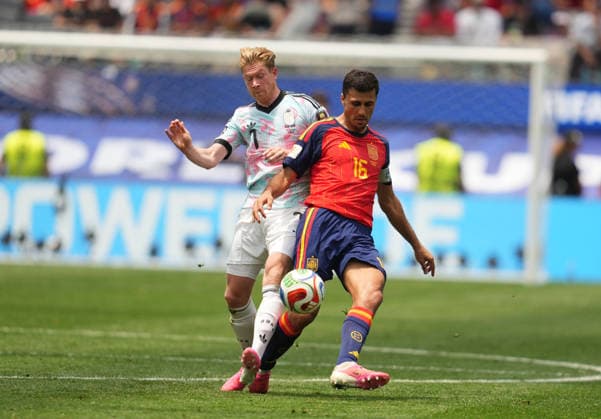 Rodri (Spain) and Kevin De Bruyne (Belgium) during Spain and Belgium, Quarter final FIFA World Cup, WM, Weltmeisterschaft, Fussball 2026, Los Angeles Stadium, Los Angeles, USA on July 10, 2026. Thor Wegner DeFodi Images. (Photo by DeFodi Images) - *** Rodri (Spain) and Kevin De Bruyne (Belgium) during the Spain vs. Belgium quarterfinal match at the 2026 FIFA World Cup, Los Angeles Stadium, Los Angeles, USA, on July 10, 2026. Photo by Thor Wegner, DeFodi Images