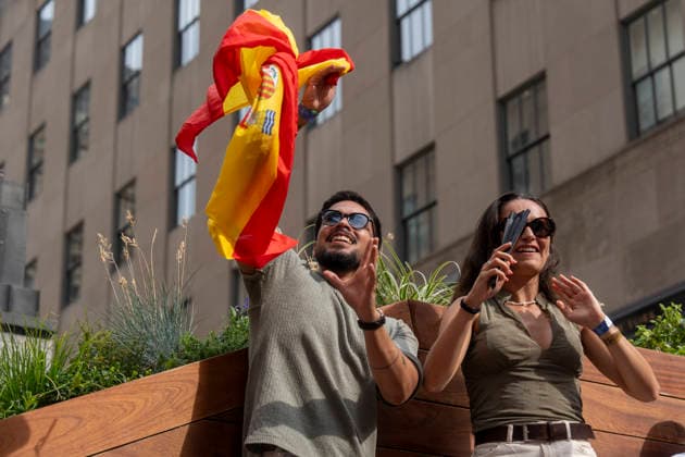 People watch the broadcast of the match between Spain and Belgium from Rockefeller Center in New York, United States, 10 July 2026. Fans of the Spanish national team, Nationalteam watch the broadcast of the match against Belgium !ACHTUNG: NUR REDAKTIONELLE NUTZUNG!  Copyright: xAngelxColmenaresx GR5030 20260710-55020862891_1