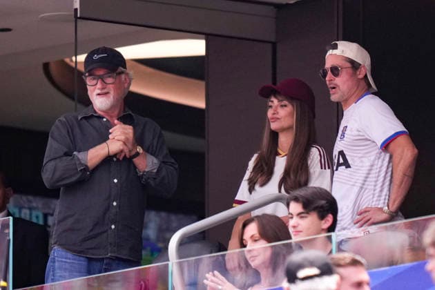 Fußball, FIFA WM 2026, Spanien - Belgien, Prominente auf der Tribüne #2 Spain v Belgium: Quarter Final - FIFA World Cup, WM, Weltmeisterschaft, Fussball 2026 Brad Pitt and Penelope Cruz attend during the FIFA World Cup 2026 Quarter Final match between Spain and Belgium at Los Angeles Stadium on July 10, 2026 in Inglewood, California. Inglewood CA United States  Copyright: xJosexBretonx originalFilename:bretonhernandez-spainvbe260709_np3UB.jpg