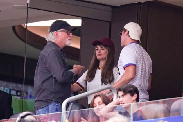 Fußball, FIFA WM 2026, Spanien - Belgien, Prominente auf der Tribüne #2 Spain v Belgium: Quarter Final - FIFA World Cup, WM, Weltmeisterschaft, Fussball 2026 Brad Pitt and Penelope Cruz attend during the FIFA World Cup 2026 Quarter Final match between Spain and Belgium at Los Angeles Stadium on July 10, 2026 in Inglewood, California. Inglewood CA United States  Copyright: xJosexBretonx originalFilename:bretonhernandez-spainvbe260709_np4Pn.jpg