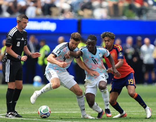 INGLEWOOD, CALIFORNIA - JULY 10: Lamine Yamal of Spain battles for the ball with Brandon Mechele (left) and JÃ rÃ my Doku of Belgium during the FIFA World Cup, WM, Weltmeisterschaft, Fussball 2026 Quarter Final match between Spain and Belgium at Los Angeles Stadium on July 10, 2026 in Inglewood, United States.  Copyright: xMBxMediax