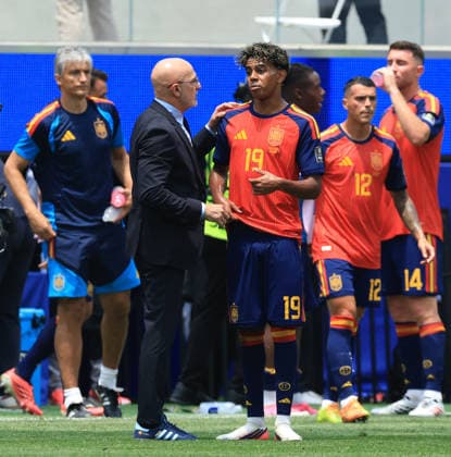 INGLEWOOD, CALIFORNIA - JULY 10: Spain Head Coach Luis de la Fuente talks to Lamine Yamal of Spain during the FIFA World Cup, WM, Weltmeisterschaft, Fussball 2026 Quarter Final match between Spain and Belgium at Los Angeles Stadium on July 10, 2026 in Inglewood, United States.  Copyright: xMBxMediax
