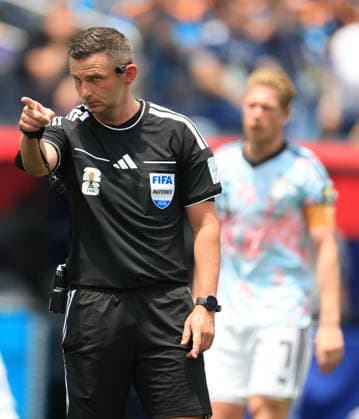 INGLEWOOD, CALIFORNIA - JULY 10: Referee Michael Oliver points during the FIFA World Cup, WM, Weltmeisterschaft, Fussball 2026 Quarter Final match between Spain and Belgium at Los Angeles Stadium on July 10, 2026 in Inglewood, United States.  Copyright: xMBxMediax
