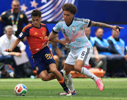 INGLEWOOD, CALIFORNIA - JULY 10: Pedri of Spain battles for the ball with Axel Witsel of Belgium during the FIFA World Cup, WM, Weltmeisterschaft, Fussball 2026 Quarter Final match between Spain and Belgium at Los Angeles Stadium on July 10, 2026 in Inglewood, United States.  Copyright: xMBxMediax