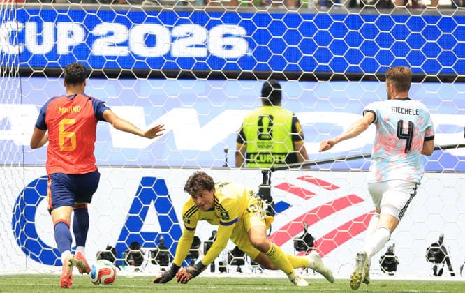 INGLEWOOD, CALIFORNIA - JULY 10: Belgium goalkeeper Senne Lammens spills the ball for Mikel Merino of Spain to score his teams second goal during the FIFA World Cup, WM, Weltmeisterschaft, Fussball 2026 Quarter Final match between Spain and Belgium at Los Angeles Stadium on July 10, 2026 in Inglewood, United States.  Copyright: xMBxMediax