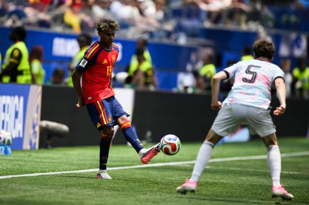 Spain v Belgium - FIFA World Cup, WM, Weltmeisterschaft, Fussball 2026 Lamine Yamal of Spain is challenged by Maxim De Cuyper of Belgium during the FIFA World Cup 2026 quarter final football match between Spain and Belgium. Inglewood United States Copyright: xNicolòxCampox