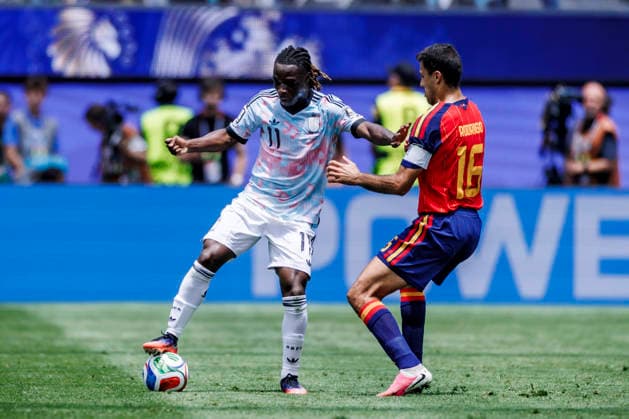 Spain vs Belgium - FIFA World Cup, WM, Weltmeisterschaft, Fussball 2026 - 10 07 2026 Jeremy Doku of Belgium battles for the ball with Rodrigo Hernandez of Spain during the FIFA World Cup 2026 quarter finals match between Spain and Belgium at Los Angeles Stadium on July 10, 2026 in Inglewood, California, Estados Unidos Inglewood Estados Unidos Copyright: xPGSxPhotoxAgencyx