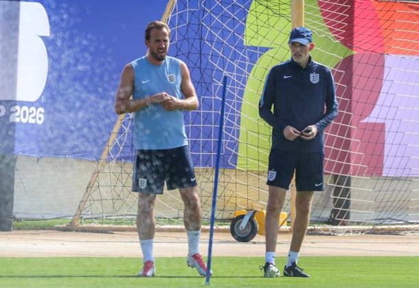 FIFA World Cup, WM, Weltmeisterschaft, Fussball 2026 MD-1 - England training session England s head coach Thomas Tuchel (R) speaks with Harry Kane during a training session, in Fort Lauderdale, Florida, USA, 10 July 2026. England will face Norway on 11 July in their 2026 FIFA World Cup quarterfinal match. FORT LAUDERDALE FLORIDA United States  Copyright: xCRISTOBALxHERRERA-ULASHKEVICHx