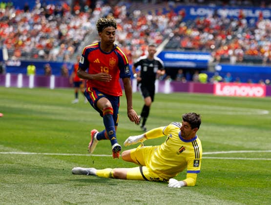 July 10, 2026 Belgium goalkeeper Thibaut Courtois (1) blocks a shot by Spain forward Lamine Yamal (19) during the FIFA World Cup, WM, Weltmeisterschaft, Fussball 2026 quarterfinal match between Spain and Belgium in Inglewood, California. Mandatory Photo Credit : CSM Inglewood United States of America - ZUMAc04_ 20260710_zma_c04_003 Copyright: xCharlesxBausx