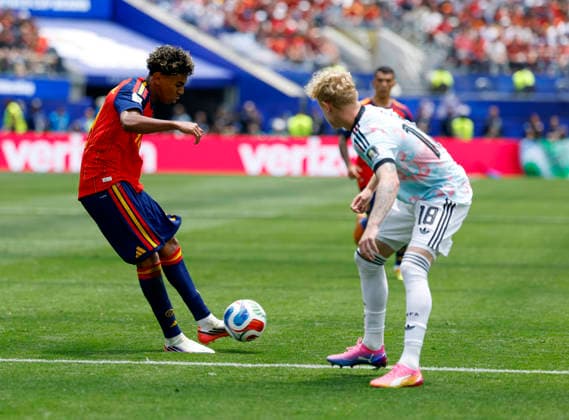 July 10, 2026 Spain forward Lamine Yamal (19) takes a shot during the FIFA World Cup, WM, Weltmeisterschaft, Fussball 2026 quarterfinal match between Spain and Belgium in Inglewood, California. Mandatory Photo Credit : CSM Inglewood United States of America - ZUMAc04_ 20260710_zma_c04_010 Copyright: xCharlesxBausx