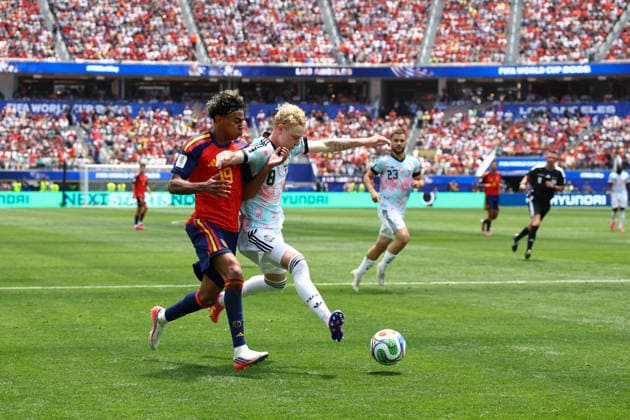 FIFA World Cup, WM, Weltmeisterschaft, Fussball 2026: Spain v Belgium LOS ANGELES, USA - 10th July 2026: Joaquin Seys of Belgium holds off the challenge from Lamine Yamal of Spain during the FIFA World Cup 2026 quarter-final match between Spain and Belgium at Los Angeles Stadium Los Angeles Los Angeles Stadium United States of America Copyright: xCraigxMercerx xPeakxActionxPhotosx