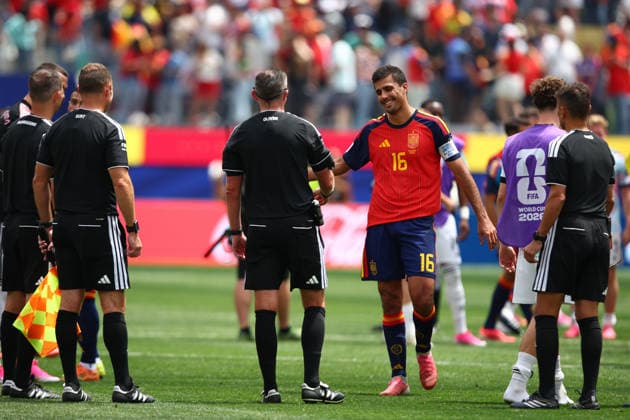 FIFA World Cup, WM, Weltmeisterschaft, Fussball 2026: Spain v Belgium LOS ANGELES, USA - 10th July 2026: Rodri of Spain shakes hands with Referee Michael Oliver after the FIFA World Cup 2026 quarter-final match between Spain and Belgium at Los Angeles Stadium Los Angeles Los Angeles Stadium United States of America Copyright: xCraigxMercerx xPeakxActionxPhotosx